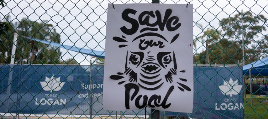 Sign on fence of Eagleby Pool Eagleby Aquatic Centre closure August 2022 pic Christine Schindler (1)